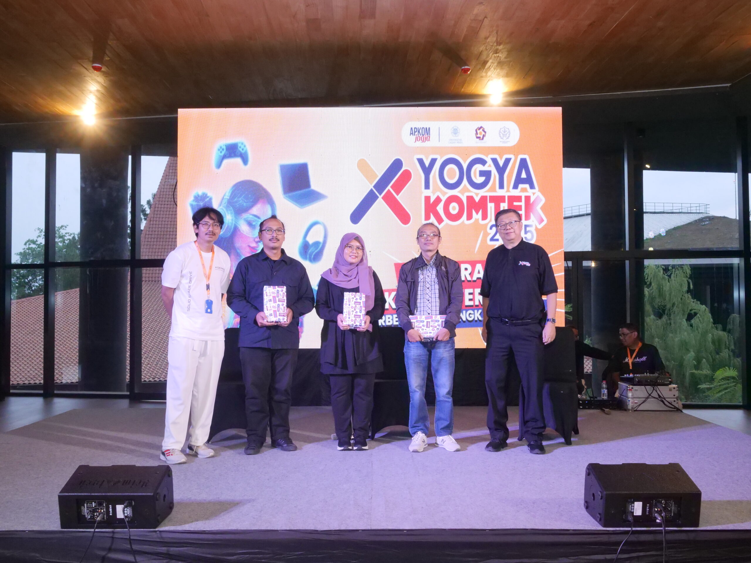 Pameran Komik “AI Now” Mahasiswa DKV ISI Yogyakarta Hadirkan Dialog Seni dan Teknologi di Yogyakomtek 2025